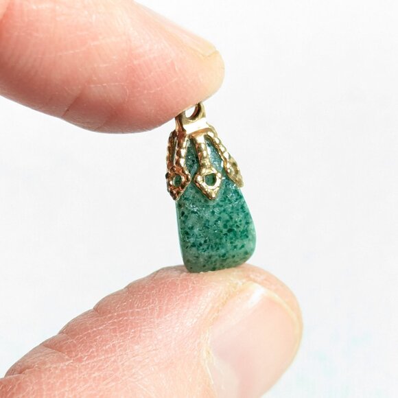 Small green stone pendant charm - Picture 3 of 3